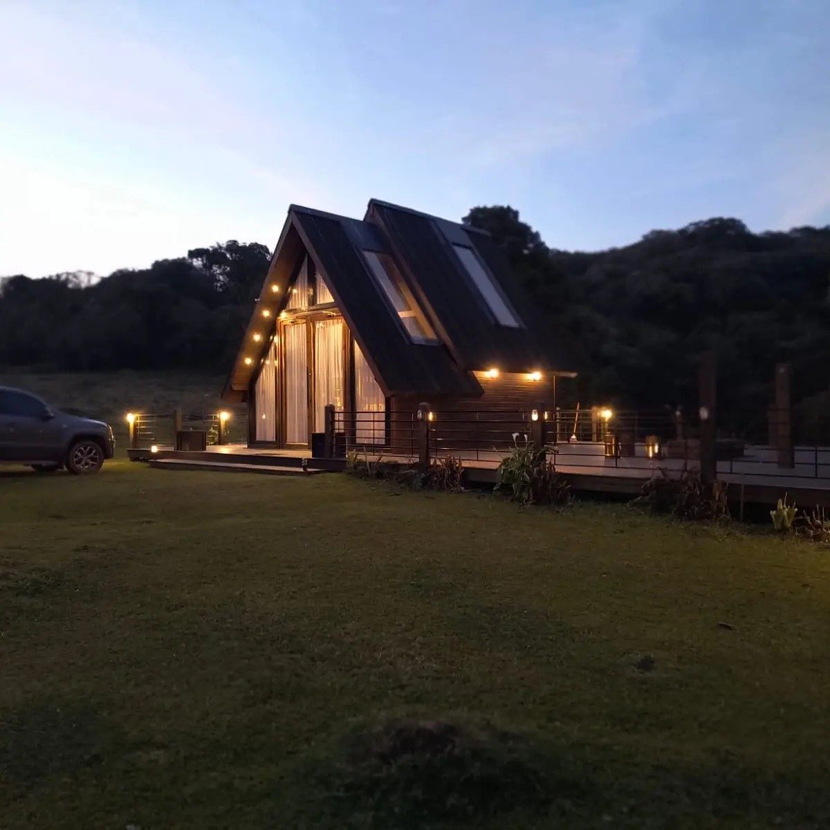 Chalé em fazenda de 120 hectares à beira dos cânions da Serra Gaúcha, ao entardecer